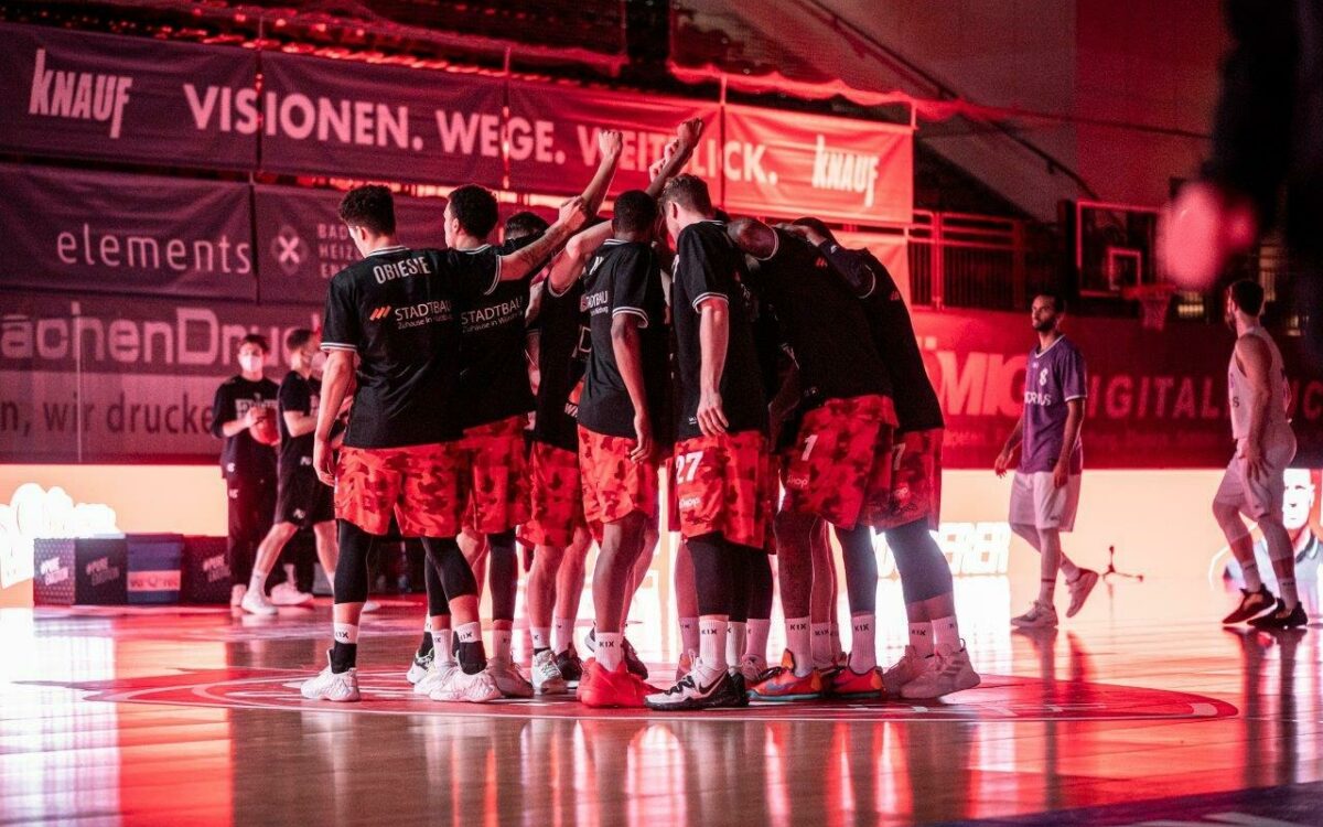SOW s Oliver Würzburg Mannschaft Abklatschen vor einem Heimspiel Saison 20 21 SOW s Oliver Würzburg Mannschaft Abklatschen vor einem Heimspiel Saison 20 21